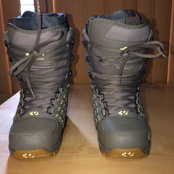 womens snowboard boots size 7